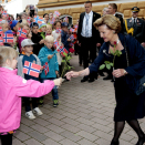 Ved rådhuset i Uleåborg hadde mange barn møtt fram med norske flagg og blomster til Dronningen. Foto: Lise Åserud, NTB scanpix